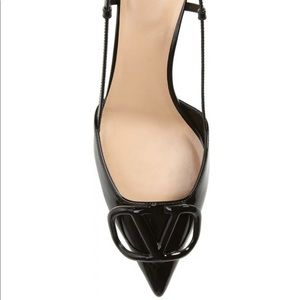 VLOGO Mule
VALENTINO GARAVANI - BLACK *open to negotiate best price ****